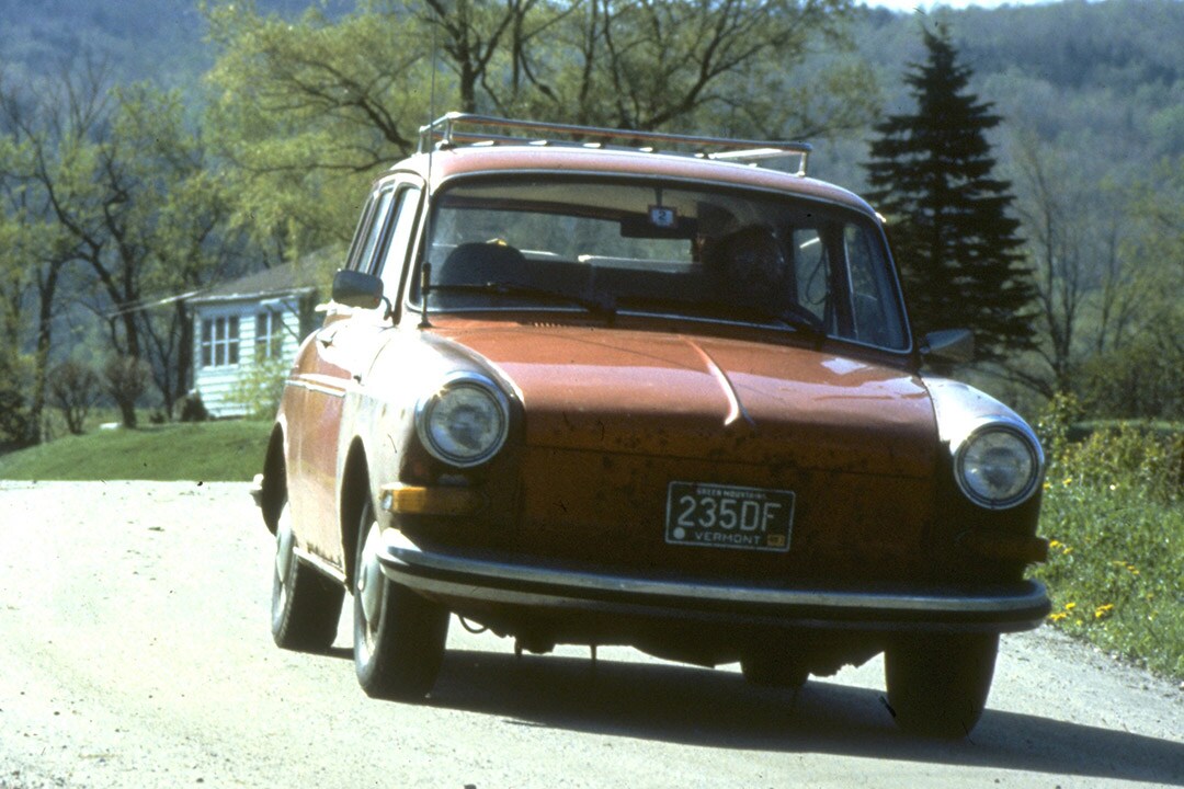 1980 Vraag en aanbod een auto die door de straat rijdt