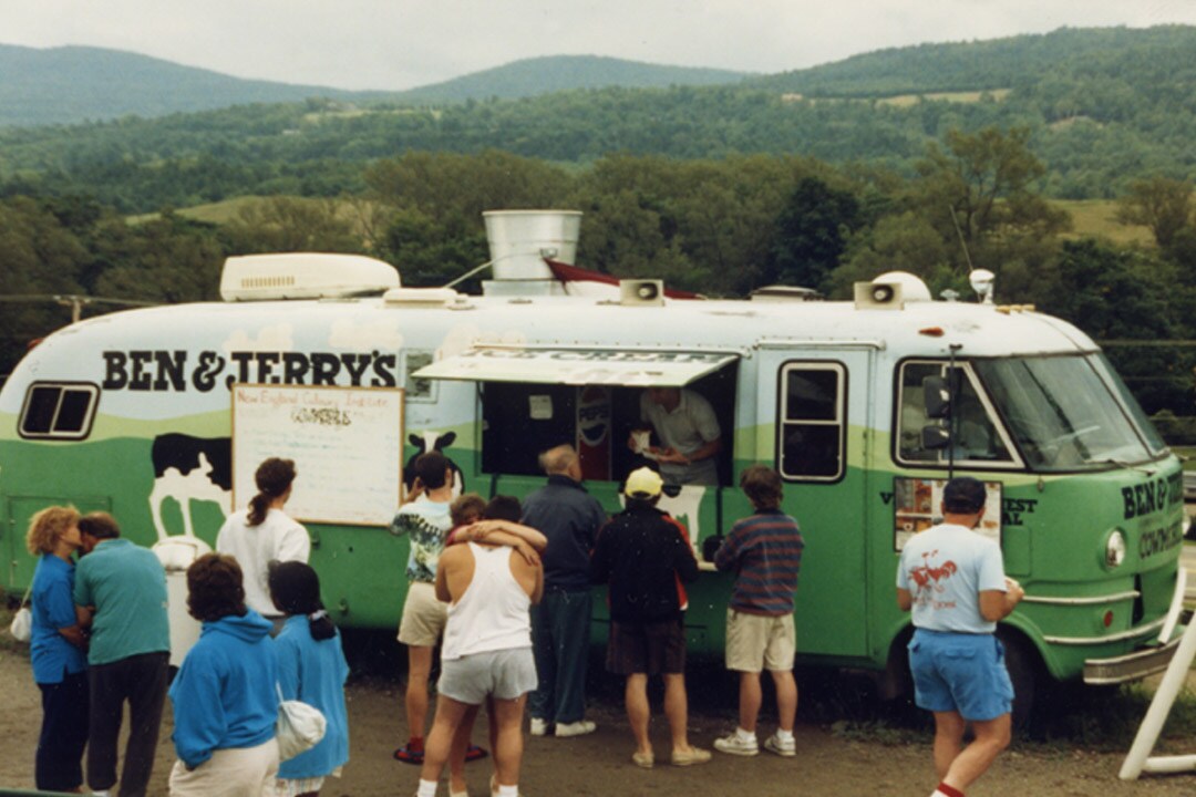 Ben & Jerry's Cow-bus met mensen die in de rij staan